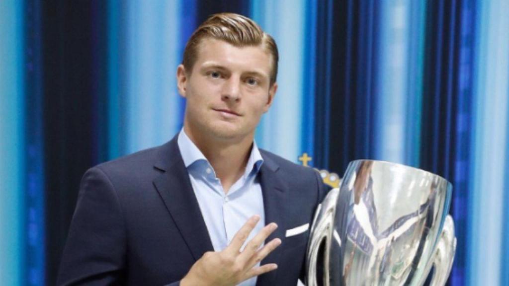 Kroos posa con la Supercopa de Europa. Foto: Twitter (@ToniKroos)