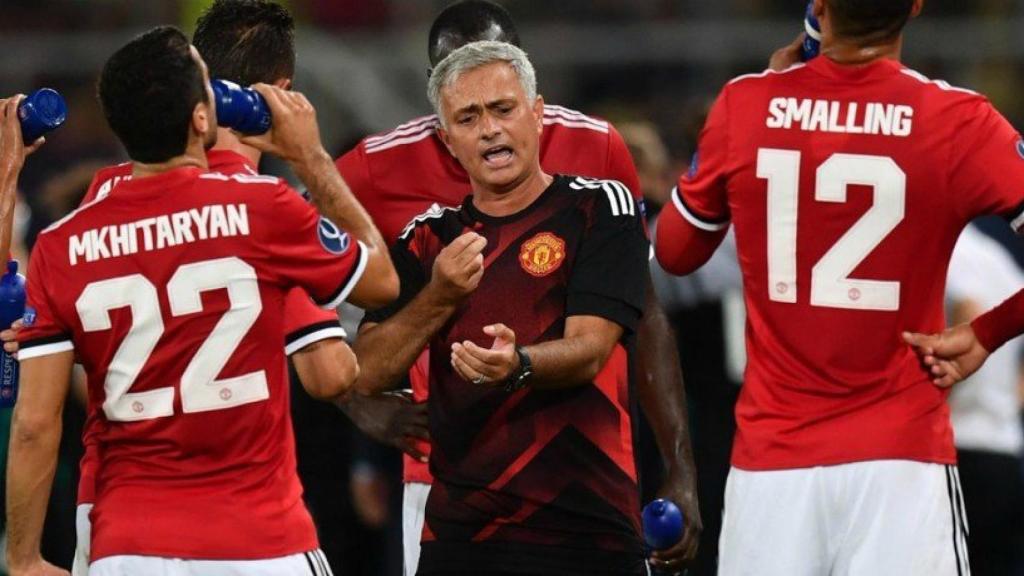 Mourinho da indicaciones durante la Supercopa de Europa