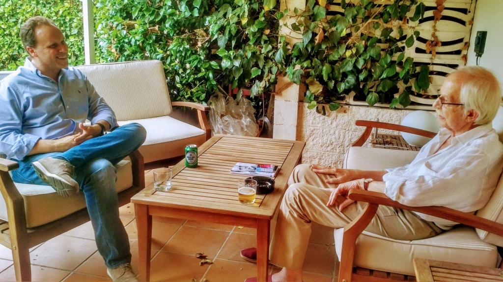 Daniel Lacalle y Antonio Escohotado, durante las conversaciones que sostuvieron hace unas semanas.