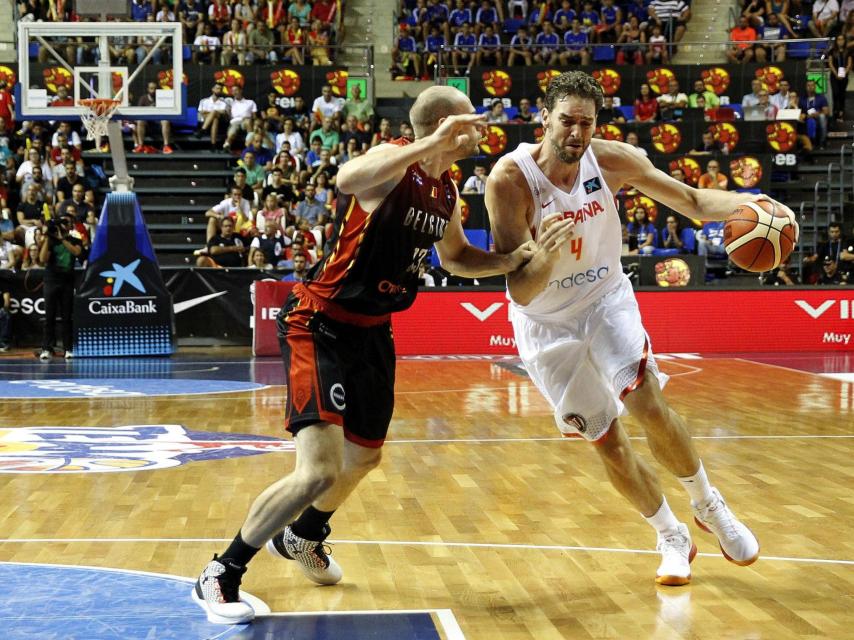 Pau Gasol intenta superar a Antoine Gillet durante el encuentro.