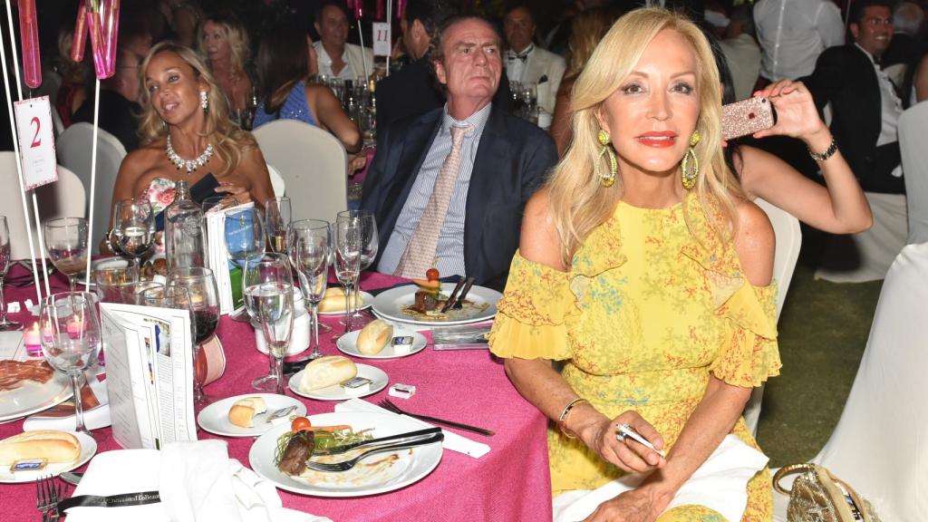 Carmen Lomana en la cena de la Asocación Española Contra el Cáncer .