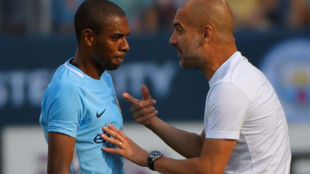 Guardiola da instrucciones durante la temporada.