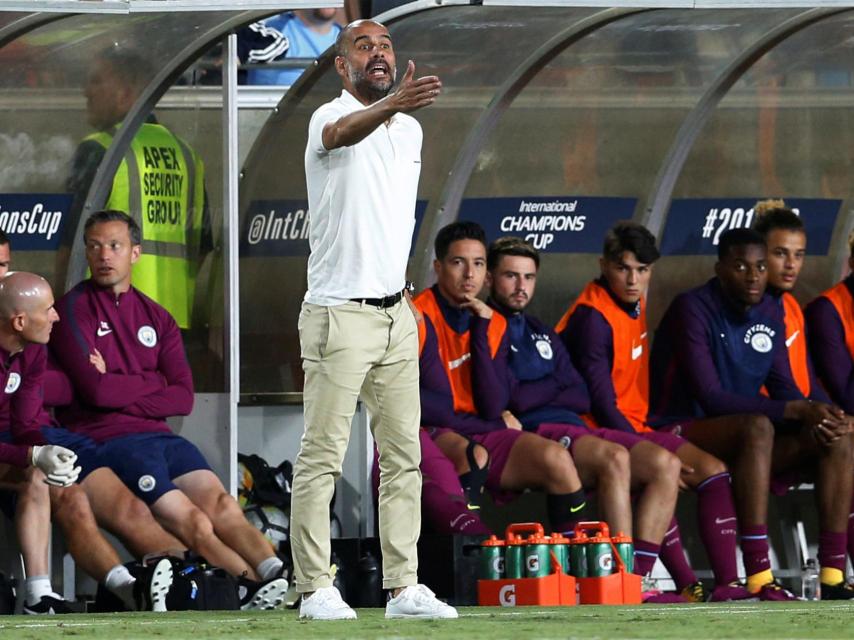 Guardiola da instrucciones desde la banda.