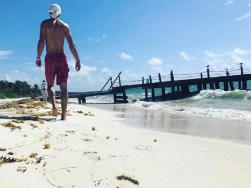 Bono Jr. pasea por playa del Carmen.