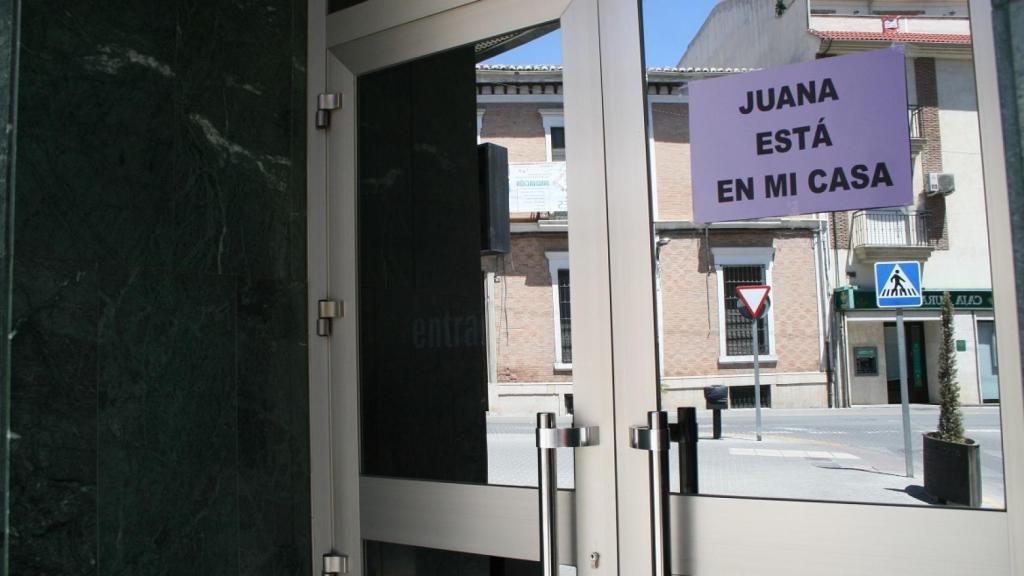 De los comercios y viviendas de Maracena cuelgan carteles que dicen que Juana Rivas está allí