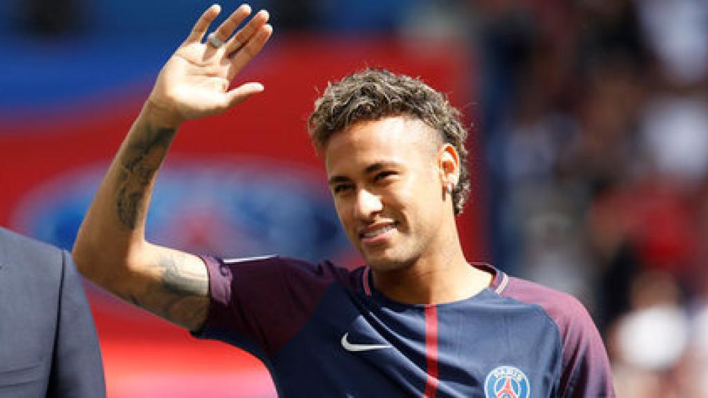 Neymar, junto al jeque del PSG, el hombre que ha roto la banca. REUTERS