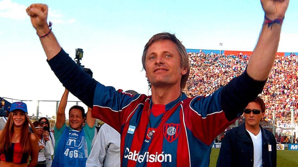 Viggo Mortensen, con la camiseta de San Lorenzo.