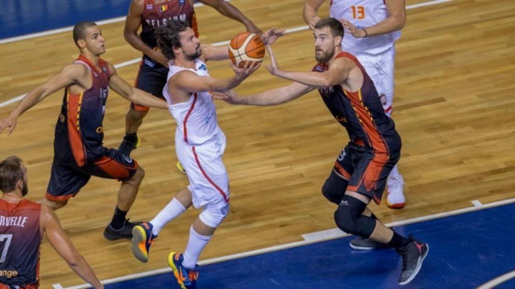 Llull entrando a canasta con la Selección. Foto: Feb.es