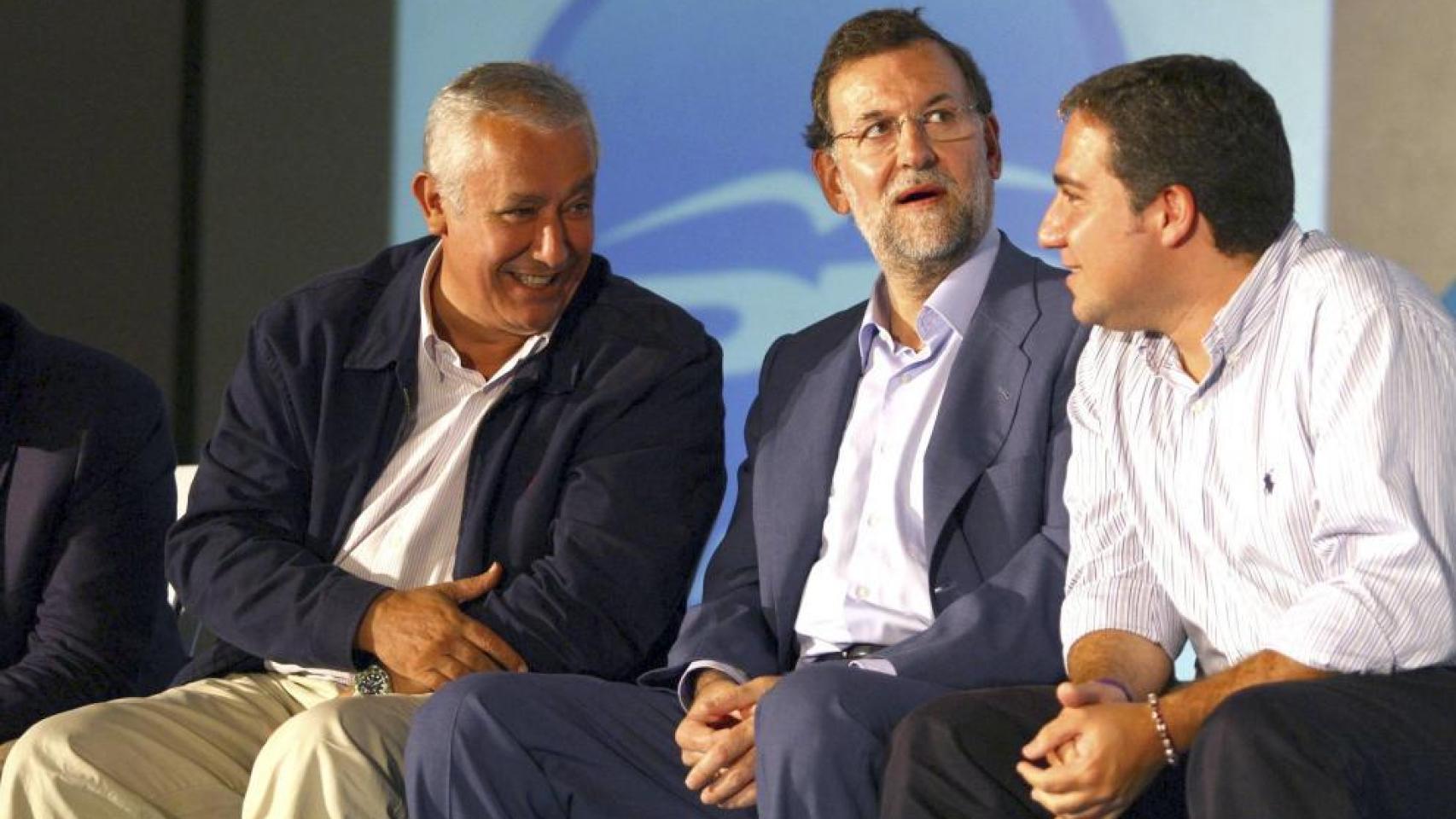 Mariano Rajoy, entre Javier Arenas (i) y Elías Bendodo (d), en una imagen de archivo.