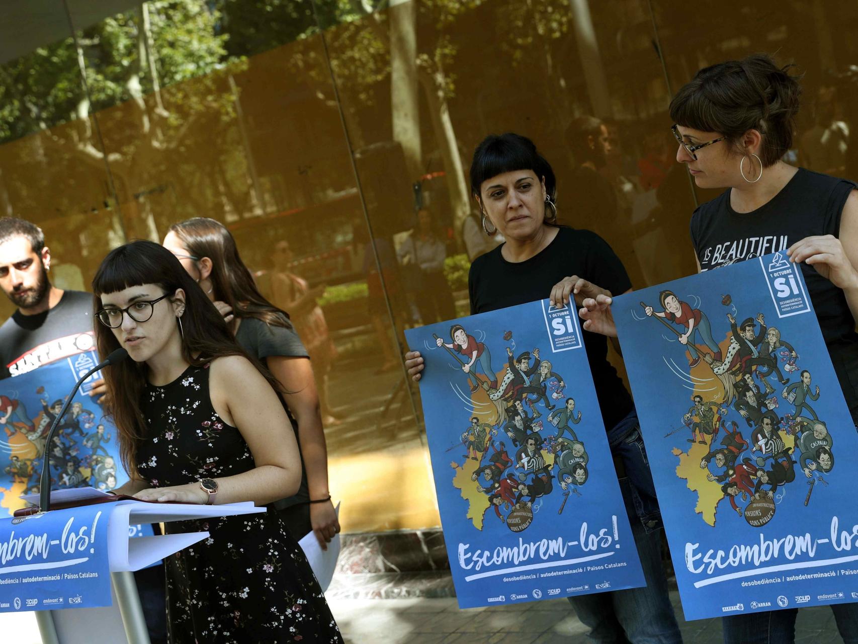 La portavoz de Arran y dos diputadas de la CUP durante la presentación de su campaña para el 1-O.