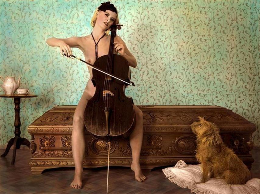 Zbigniew Lindner recurrió a modelos desnudas para vender sus ataúdes: todo un éxito en cifras