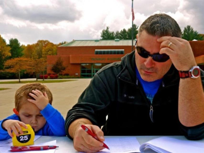 Hijo imitando a su padre