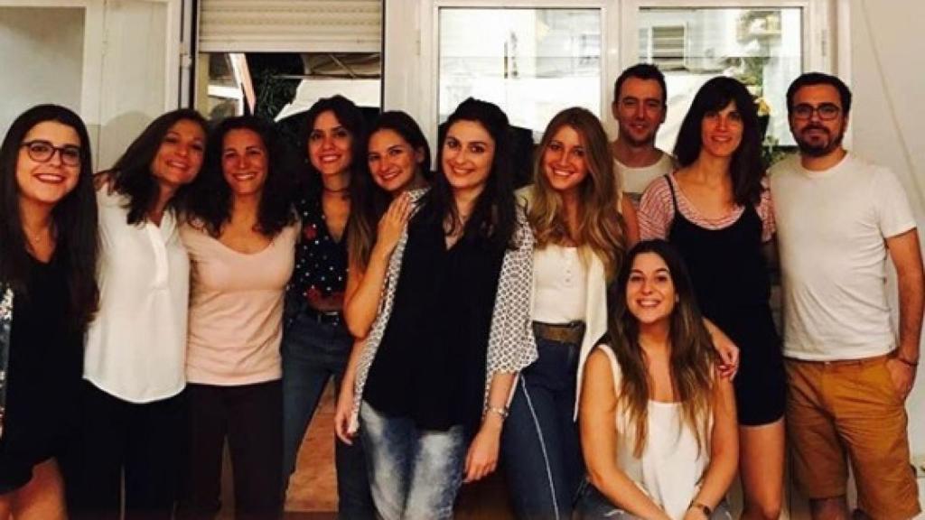 Alberto Garzón, su prometida y un grupo de amigos este fin de semana.