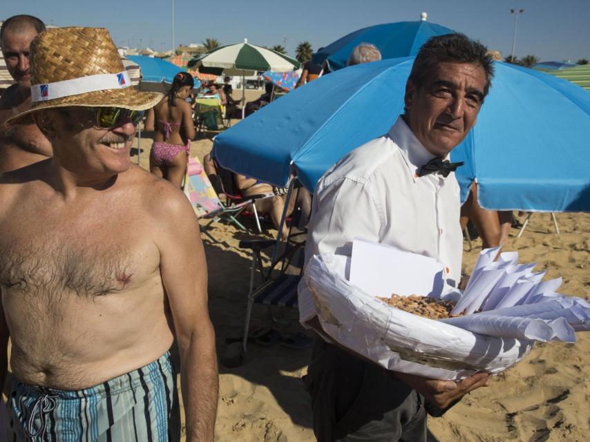 Domingo, vendiendo avellanas durante el desarrollo de la prueba.