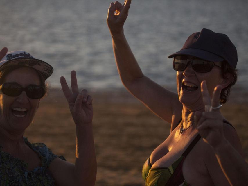 Mari Pepa y Aurora, hermanas cordobesas, celebrando haber acertado el caballos ganador de la casa de apuestas familiar más próxima con sus veinte céntimos de euro en juego.