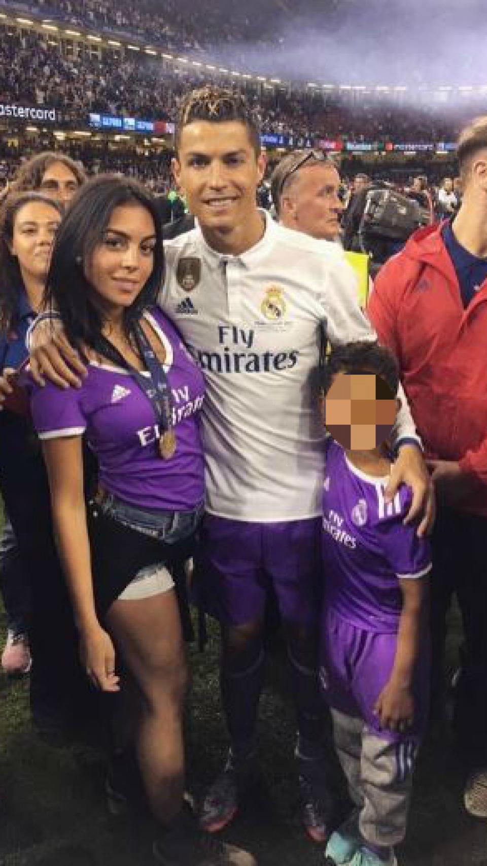 La familia celebrando el triunfo del equipo de Cristiano Ronaldo.