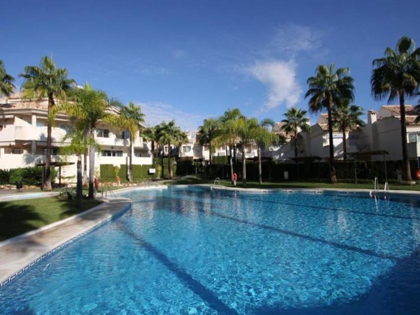 Piscina de la urbanización El Arenal en una fotografía promocional de un portal inmobiliario.