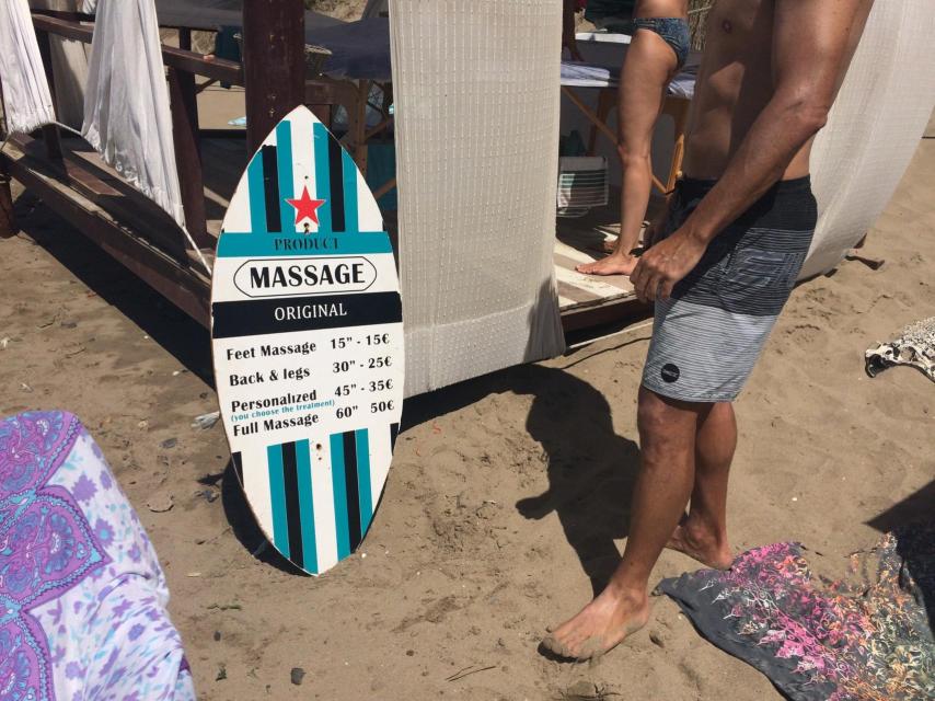 Oferta de masajes en la playa de La Adelfa, junto a la residencia de Granados.
