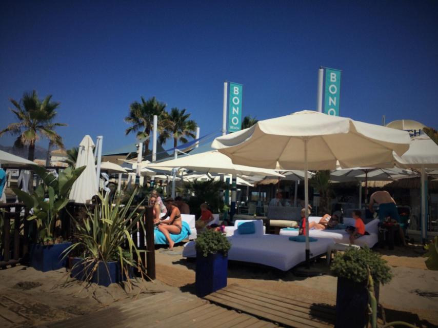 En Bono Beach ofrecen tumbonas frente a la playa por un precio de entre 80 y 100 euros diarios.