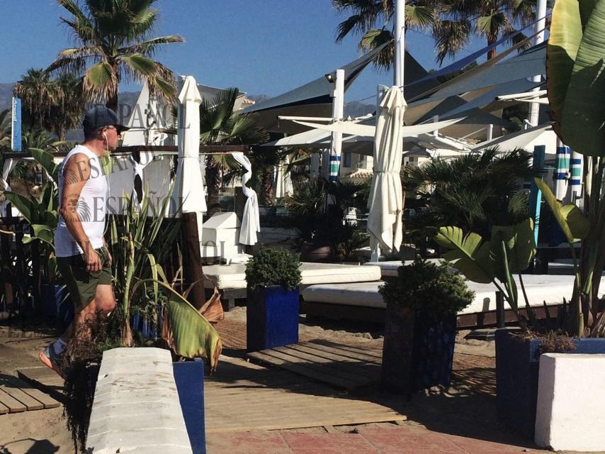 La urbanización de Granados está en primera línea de la playa de La Adelfa, en Marbella.