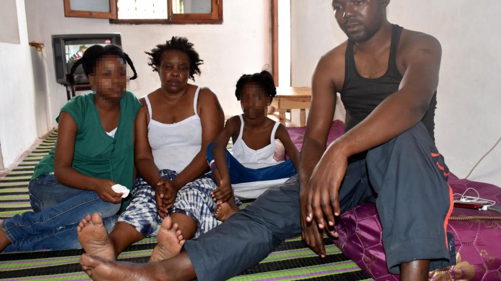 Vanessa junto a su hermana Blessin  y sus padres, Alain (40 años) y Lea (38 años).