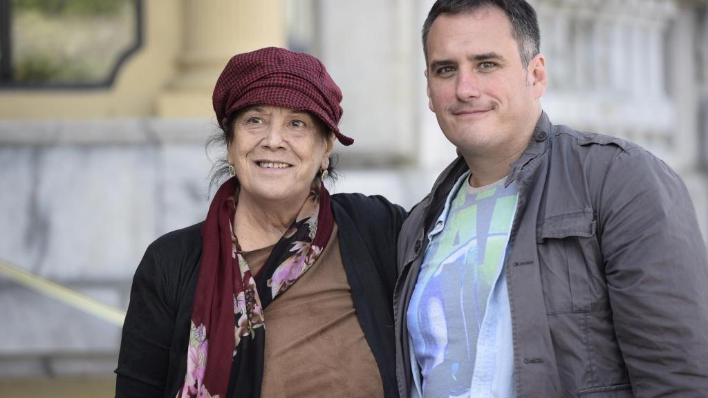 Terele con su hijo Carolo.