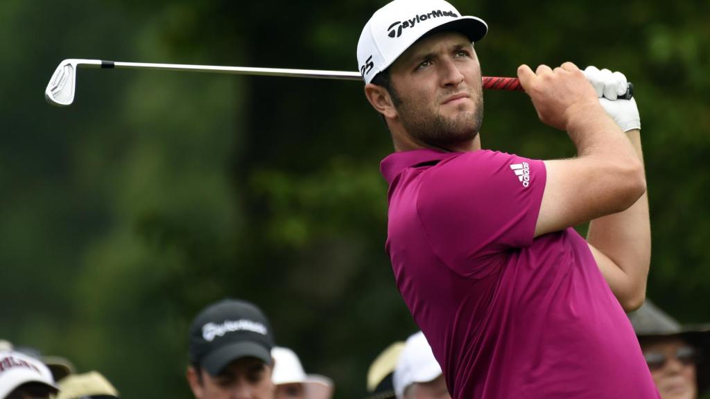 Jon Rahm observa el vuelo de la bola tras golpearla