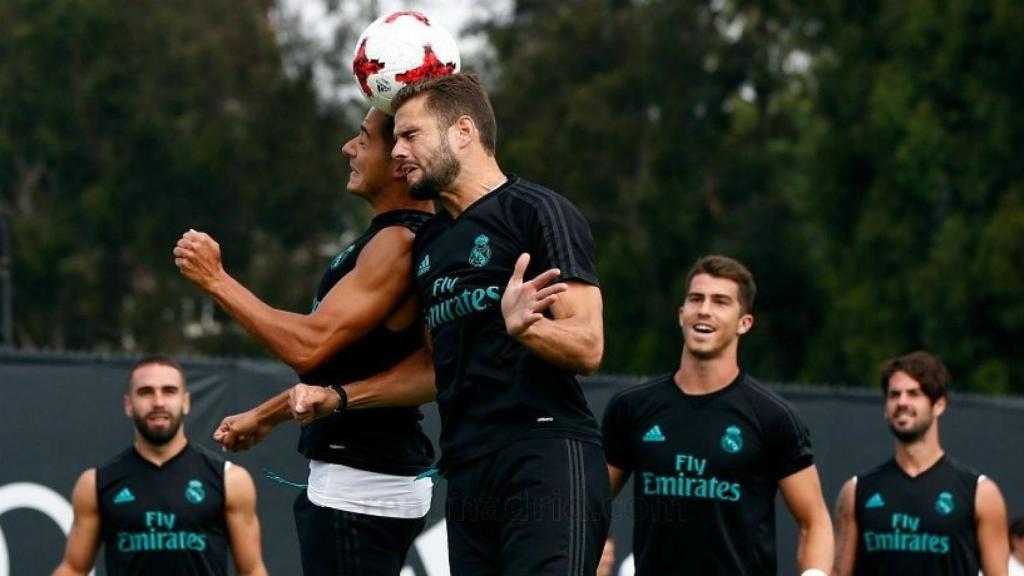 Lucas y Nacho pelean un balón por alto