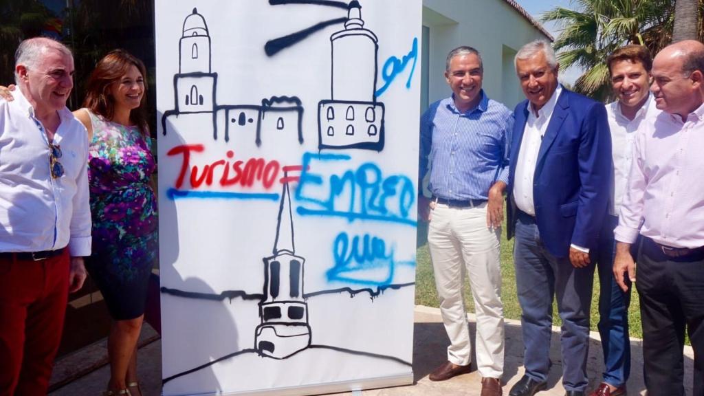 El vicesecretario de Política Autonómica y Local del PP, Javier Arenas (3d), y el presidente del partido en Málaga, Elías Bendodo (4d).