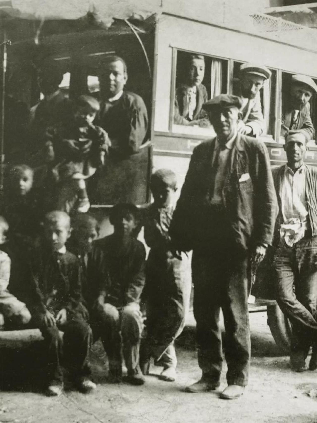 José Satorres, de pie, fue el pionero de la familia en abrir un bar