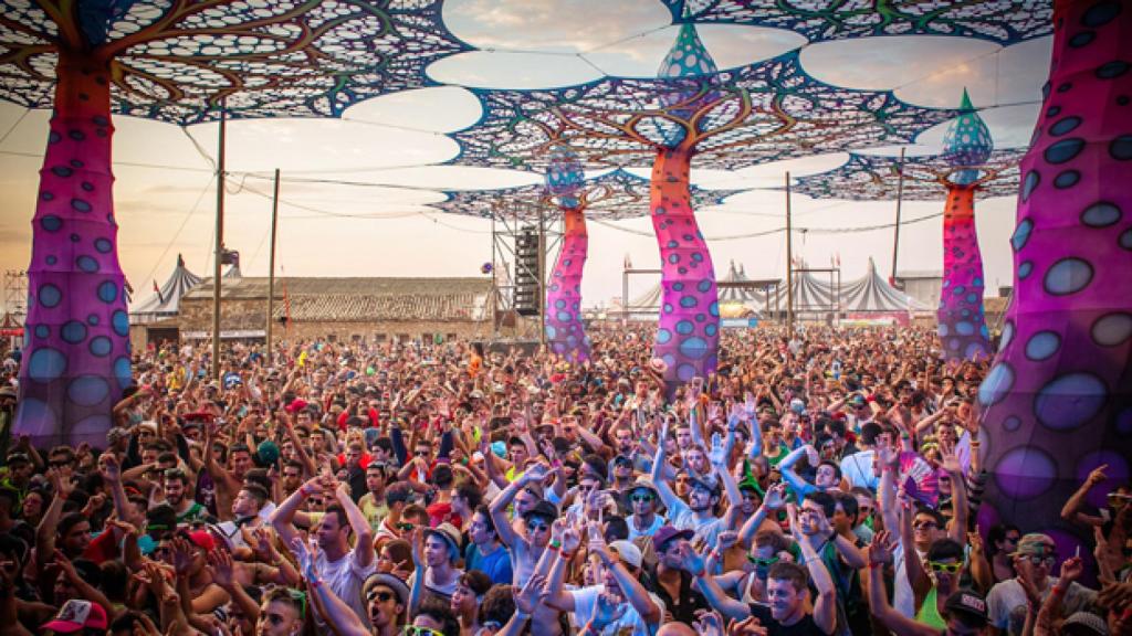 En 1993, la familia Arnau montó una fiesta clandestina en el desierto. Ahora es un festival multitudinario.