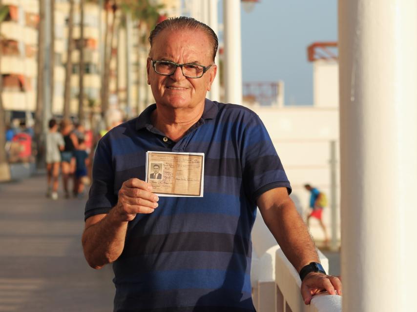 Juan Cejudo sostiene el carné de su padre Ramón como empleado civil de la Armada.