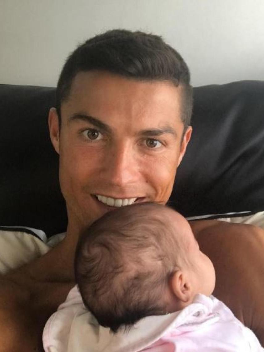 Cristiano, muy sonriente con su hija Eva.