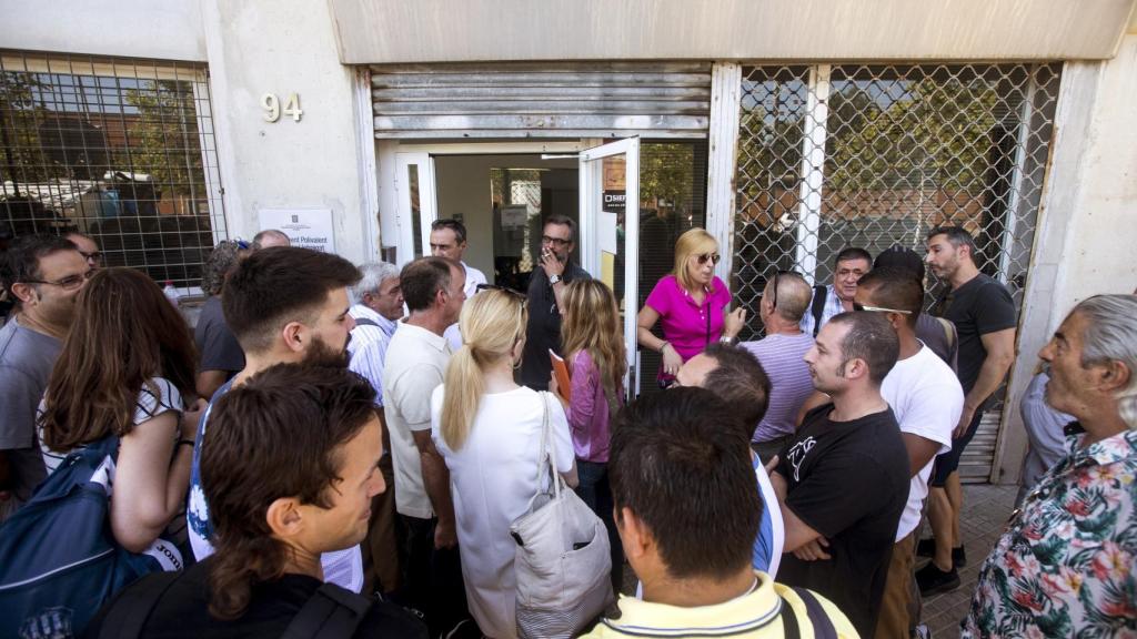 Los trabajadores de El Prat durante la votación del domingo.