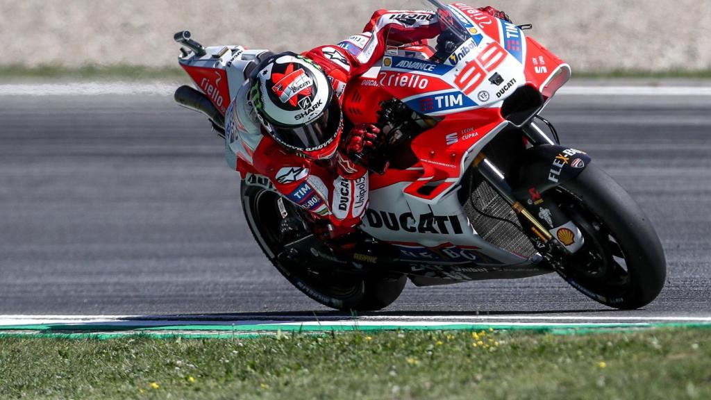 Lorenzo se descuelga sobre su GP17, en el Red Bull Ring austriaco.