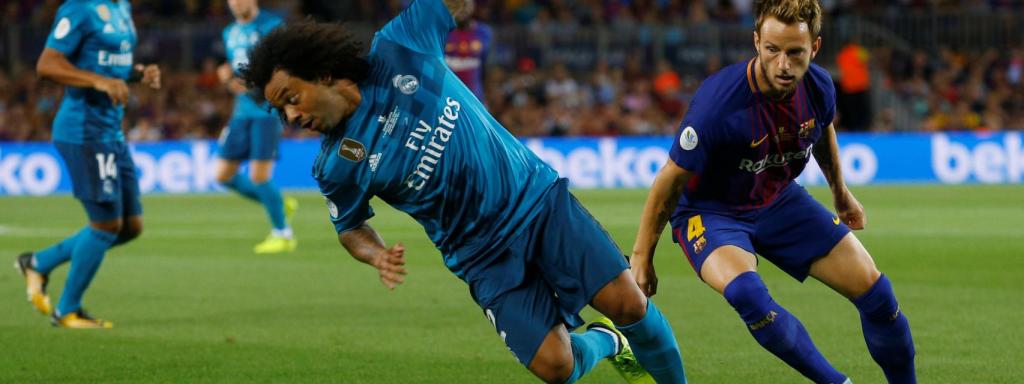 Marcelo y Rakitic disputan el balón en un lance del partido