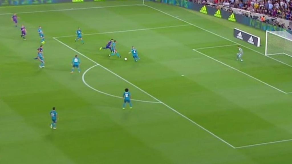 Jugada ofensiva del Barcelona bien defendida por el Madrid. Foto: @elchiringuitotv