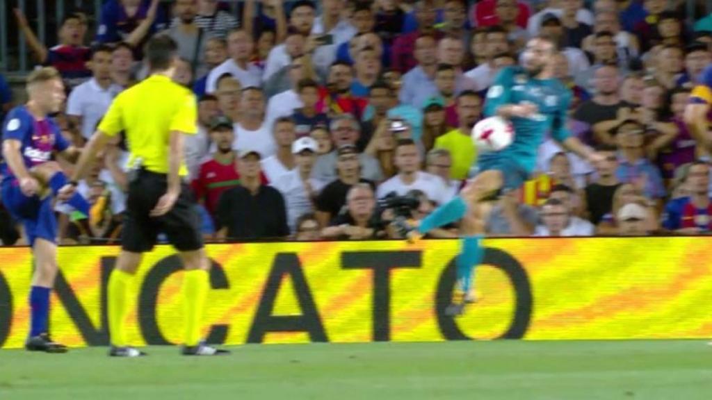 Un balón golpea en Carvajal y Deulofeu pide mano. Foto: Twitter (@elchiringuitotv)