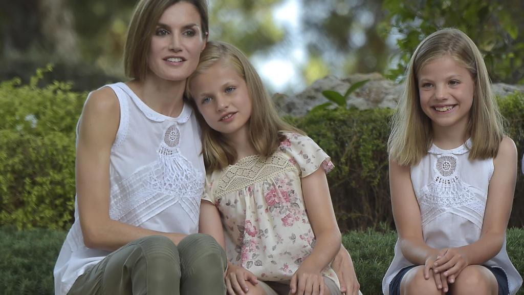 La reina Letizia y su hija Sofía lucen la misma camiseta.
