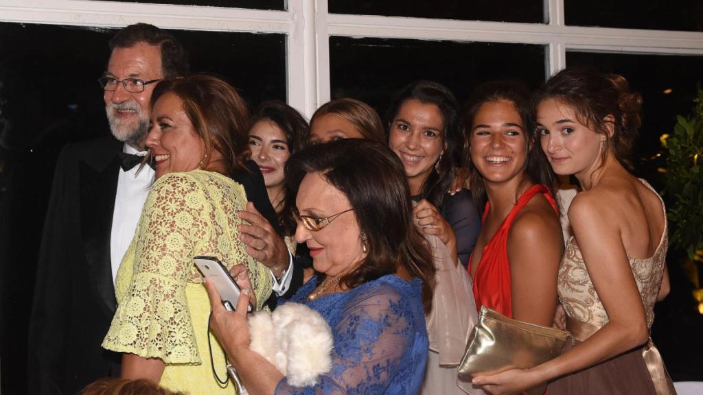 Rajoy, con algunos de los asistentes.