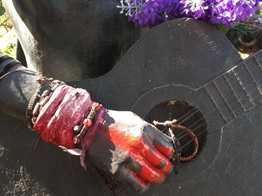 Detalle de una de las pintadas de la escultura.