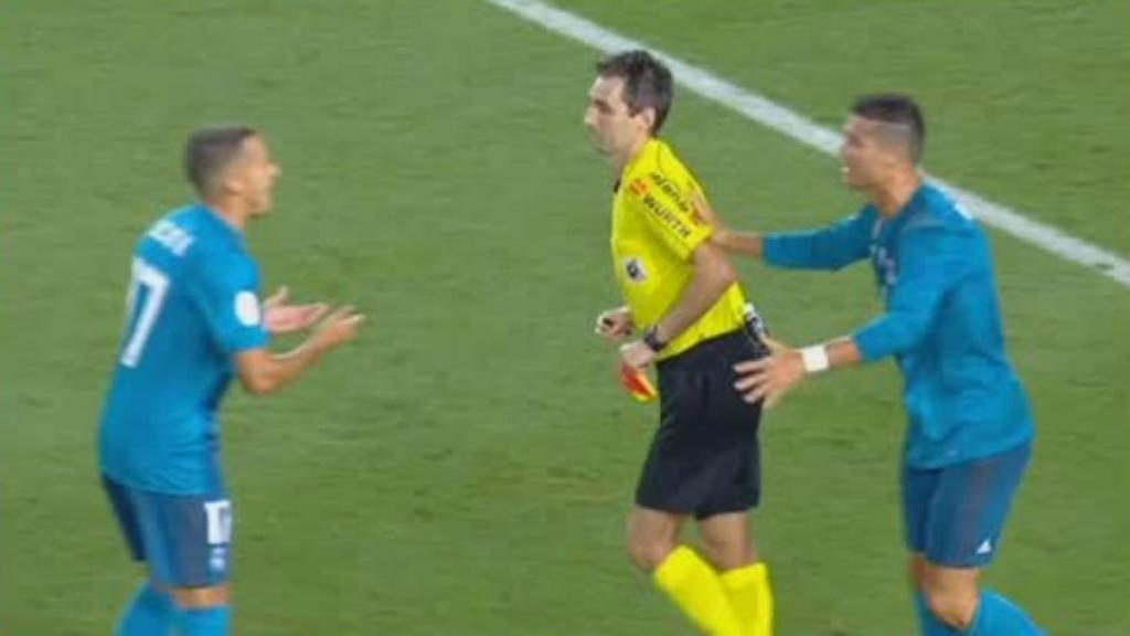 El desencuentro de Cristiano con el árbitro. Foto: Twitter (@elchiringuitotv).