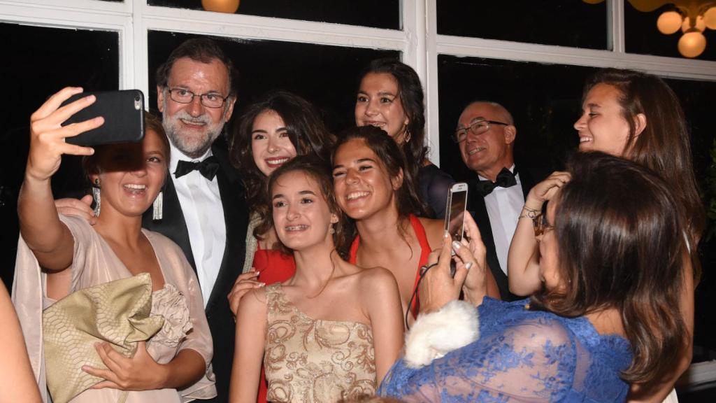 Rajoy, haciéndose un selfie durante la fiesta del Liceo Casino de Pontevedra el pasado sábado.