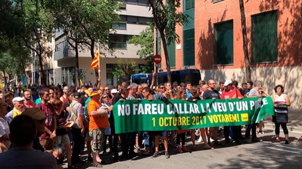 Manifestación independentista ante el cuartel de la Guardia Civil de Travessera de Gràcia en Barcelona el lunes / CG
