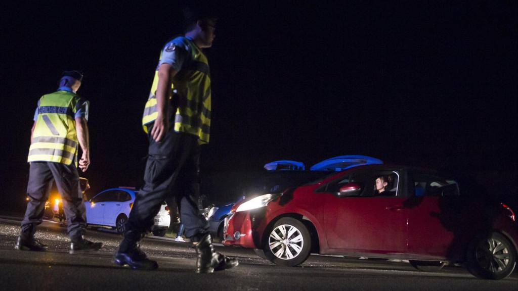 La gendarmería francesa establece un perímetro en el pueblo de Sept-Sorts.