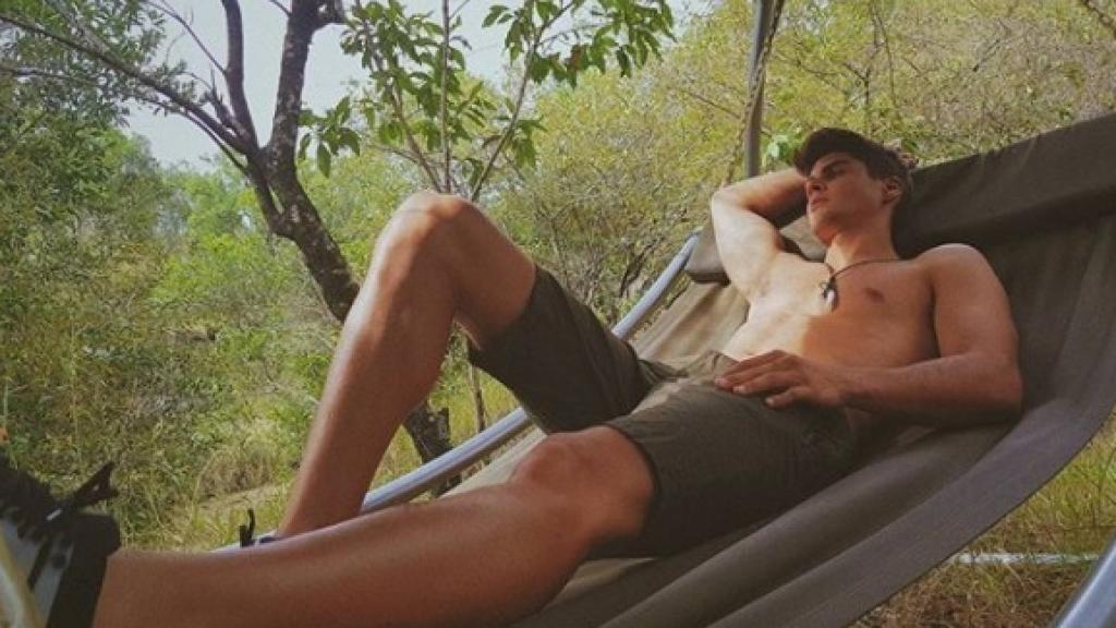 Javier Tudela, hijo de Makoke, disfrutando de las vistas durante su safari a Kenia.