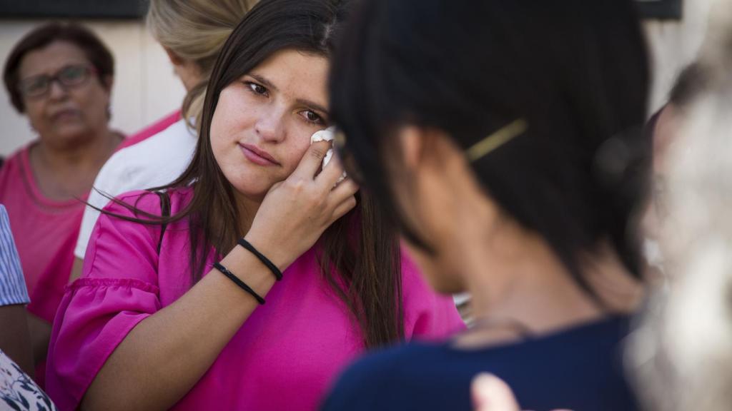La madre es recibida por miembros de la plataforma contra la violencia de género de Córdoba, familiares y vecinos a su salida de los juzgados de Posadas (Córdoba).