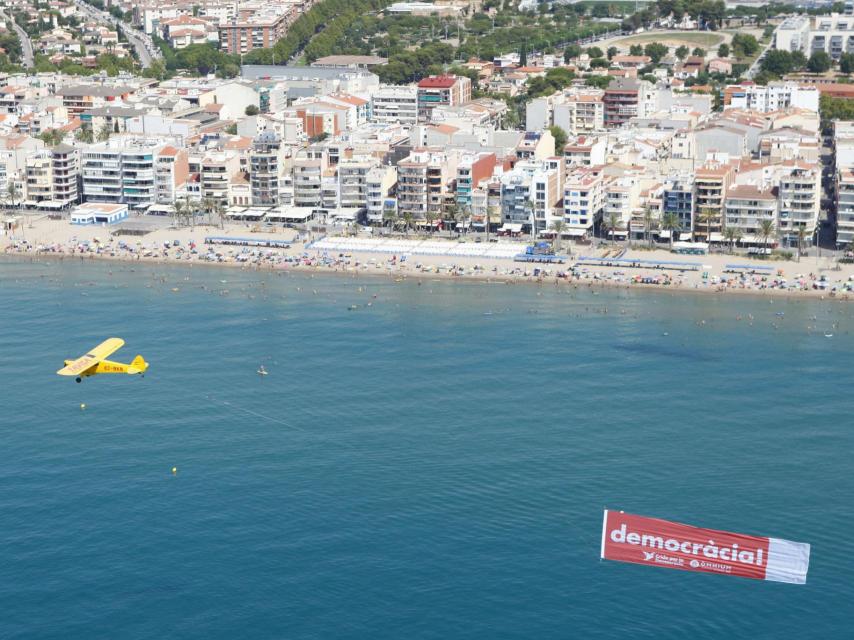 La avioneta de Omnium con la pancarta.