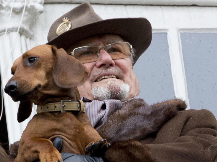 El polémico y controvertido príncipe Enrique, con uno de sus perros.