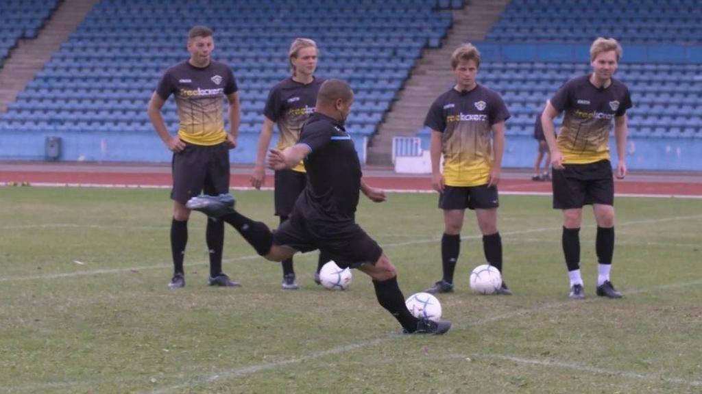 Roberto Carlos enseña a lanzar faltas como él